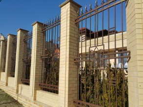 Сварные заборы с кирпичными столбами 25 метров фото с установкой